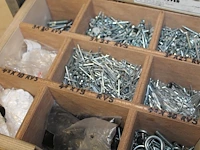 Verrijdbare gereedschapskast met twee deuren, zes vakken en elf laden gevuld met bevestigingsmaterialen, t... - afbeelding 3 van  5