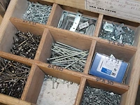 Verrijdbare gereedschapskast met twee deuren, zes vakken en elf laden gevuld met bevestigingsmaterialen, t... - afbeelding 4 van  5