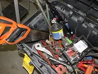 Verrijdbare gereedschapskist gevuld met grote hoeveelheid gereedschap w.o. zagen, tangen, sleutels en hamers. - afbeelding 2 van  4