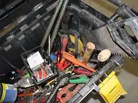 Verrijdbare gereedschapskist gevuld met grote hoeveelheid gereedschap w.o. zagen, tangen, sleutels en hamers. - afbeelding 3 van  4