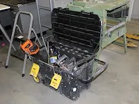 Verrijdbare gereedschapskist gevuld met grote hoeveelheid gereedschap w.o. zagen, tangen, sleutels en hamers. - afbeelding 4 van  4