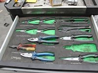 Verrijdbare gereedschapswagen met tangen, schroevendraaiers, sleutels, doppenset, boren, hamers enz. - afbeelding 2 van  8
