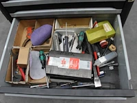 Verrijdbare gereedschapswagen met tangen, schroevendraaiers, sleutels, doppenset, boren, hamers enz. - afbeelding 7 van  8