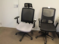 Verrijdbare, grijs beklede zwarte bureaustoel met armsteunen en hoofdsteun. - afbeelding 1 van  2