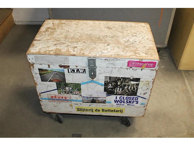 Verrijdbare houten gereedschapskist met diverse gereedschappen waaronder tangen, stroomkabel, waterpas, enz... - afbeelding 1 van  2