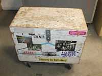 Verrijdbare houten gereedschapskist met diverse gereedschappen waaronder tangen, stroomkabel, waterpas, enz... - afbeelding 1 van  2