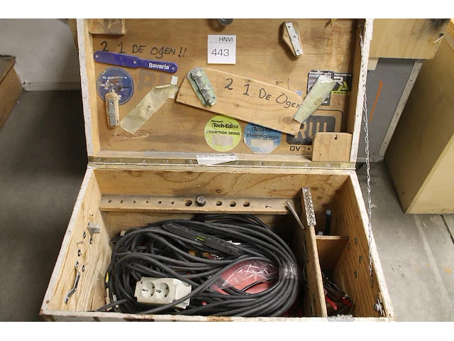 Verrijdbare houten gereedschapskist met diverse gereedschappen waaronder tangen, stroomkabel, waterpas, enz... - afbeelding 2 van  2