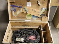 Verrijdbare houten gereedschapskist met diverse gereedschappen waaronder tangen, stroomkabel, waterpas, enz... - afbeelding 2 van  2