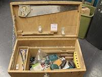 Verrijdbare houten gereedschapskist met diverse gereedschappen waaronder zaag, dopsleutels, boor, gehoorbes... - afbeelding 2 van  2