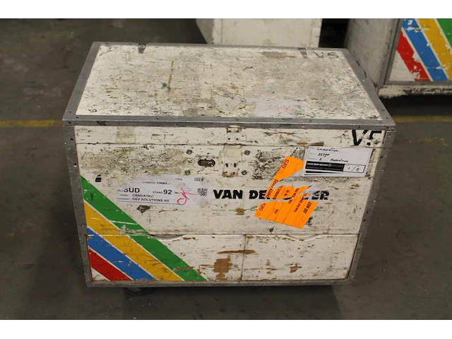 Verrijdbare houten gereedschapskist met diverse producten waaronder nylon draad, bevestigingsmaterialen, ta... - afbeelding 1 van  2