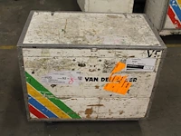 Verrijdbare houten gereedschapskist met diverse producten waaronder nylon draad, bevestigingsmaterialen, ta... - afbeelding 1 van  2