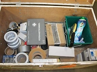 Verrijdbare houten gereedschapskist met diverse producten waaronder nylon draad, bevestigingsmaterialen, ta... - afbeelding 2 van  2