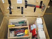 Verrijdbare houten gereedschapskist met lade en diverse gereedschappen en bevestigingsmaterialen waaronder ... - afbeelding 2 van  2
