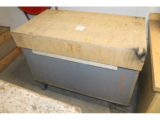 Verrijdbare houten vakkenkist 112 x 61 x 84 cm. - afbeelding 1 van  1