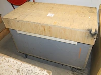 Verrijdbare houten vakkenkist 112 x 61 x 84 cm. - afbeelding 1 van  1