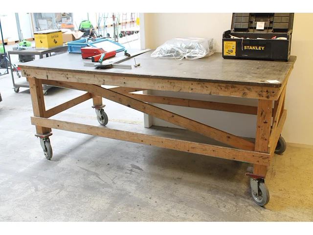 Verrijdbare houten werktafel met afmeting 244 x 122 x 99 cm. bladdikte 25 cm. - afbeelding 1 van  2