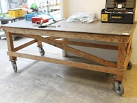 Verrijdbare houten werktafel met afmeting 244 x 122 x 99 cm. bladdikte 25 cm. - afbeelding 1 van  2
