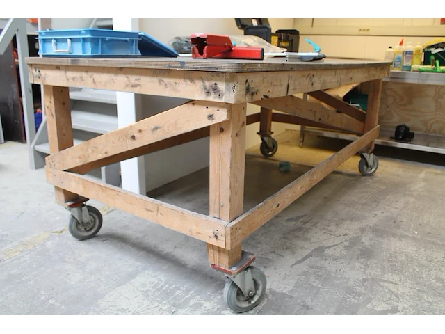Verrijdbare houten werktafel met afmeting 244 x 122 x 99 cm. bladdikte 25 cm. - afbeelding 2 van  2