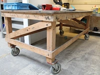 Verrijdbare houten werktafel met afmeting 244 x 122 x 99 cm. bladdikte 25 cm. - afbeelding 2 van  2