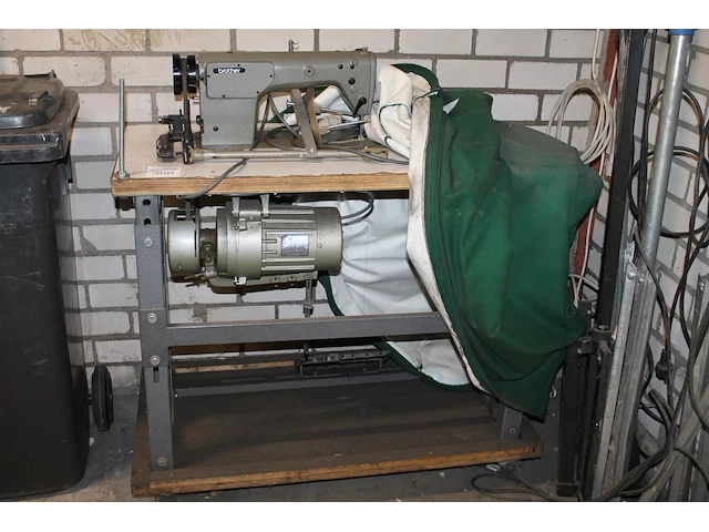 Verrijdbare industriële naaimachinetafel brother dp2-b-714-3. afmeting 108 x 58 x 115 cm met beschermhoes. - afbeelding 2 van  3