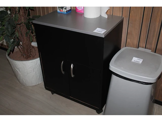 Verrijdbare kast met twee deuren. afmeting 64 x 41 x 80 cm - afbeelding 1 van  1