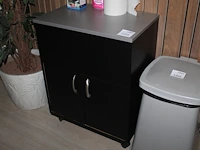 Verrijdbare kast met twee deuren. afmeting 64 x 41 x 80 cm - afbeelding 1 van  1