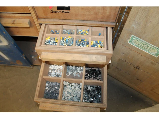 Verrijdbare kist met laden gevuld met kabelschoentjes, zekeringen, kroonsteentjes, kabelclips, enz. afmetin... - afbeelding 3 van  4