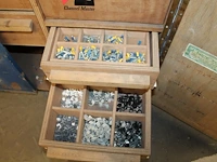Verrijdbare kist met laden gevuld met kabelschoentjes, zekeringen, kroonsteentjes, kabelclips, enz. afmetin... - afbeelding 3 van  4
