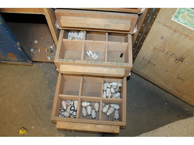 Verrijdbare kist met laden gevuld met kabelschoentjes, zekeringen, kroonsteentjes, kabelclips, enz. afmetin... - afbeelding 4 van  4