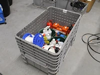 Verrijdbare kunststof krat met schoonmaak- en veiligheidsartikelen. - afbeelding 1 van  3