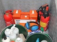 Verrijdbare kunststof krat met schoonmaak- en veiligheidsartikelen. - afbeelding 2 van  3
