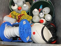 Verrijdbare kunststof krat met schoonmaak- en veiligheidsartikelen. - afbeelding 3 van  3
