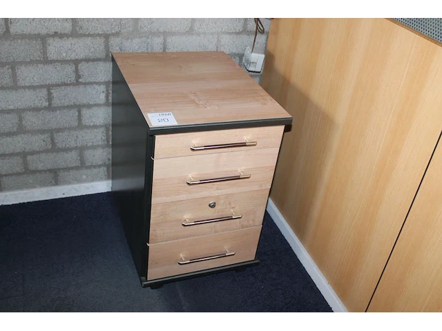 Verrijdbare ladekast met vier laden. let op! sleutel ontbreekt. afmeting 43 x 56 x 66 cm - afbeelding 1 van  2