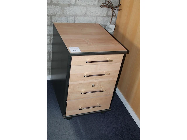 Verrijdbare ladekast met vier laden. let op! sleutel ontbreekt. afmeting 43 x 56 x 66 cm - afbeelding 2 van  2