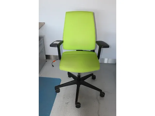Verrijdbare lime gestoffeerde bureaustoel. - afbeelding 2 van  2