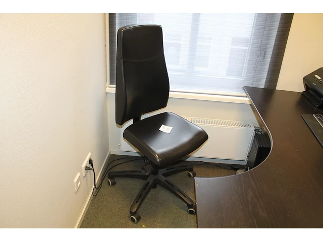 Verrijdbare, met zwart kunstleder beklede bureaustoel. - afbeelding 1 van  2