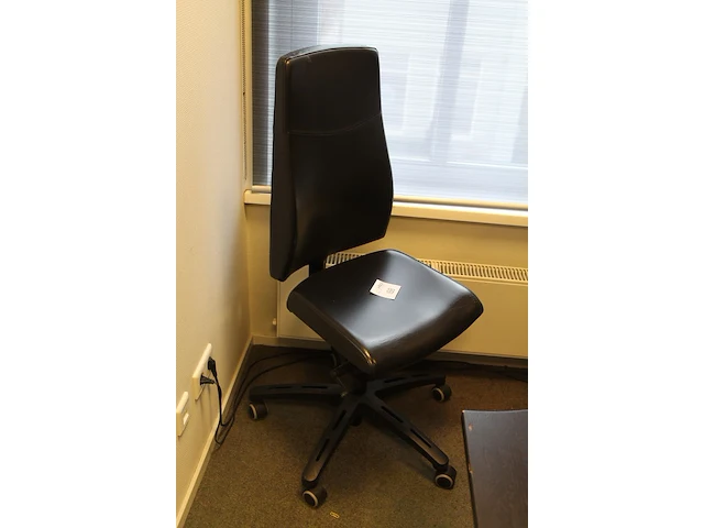 Verrijdbare, met zwart kunstleder beklede bureaustoel. - afbeelding 2 van  2