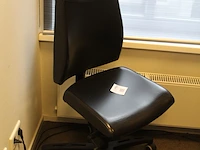 Verrijdbare, met zwart kunstleder beklede bureaustoel. - afbeelding 2 van  2