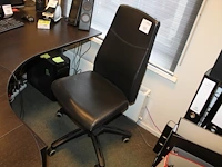 Verrijdbare, met zwart kunstleder beklede bureaustoel.