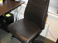 Verrijdbare, met zwart kunstleder beklede bureaustoel. - afbeelding 2 van  2