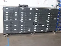 Verrijdbare metalen ladekast voorzien van veertig laden gevuld met onder andere beugels, kabelbinders, moer... - afbeelding 1 van  8