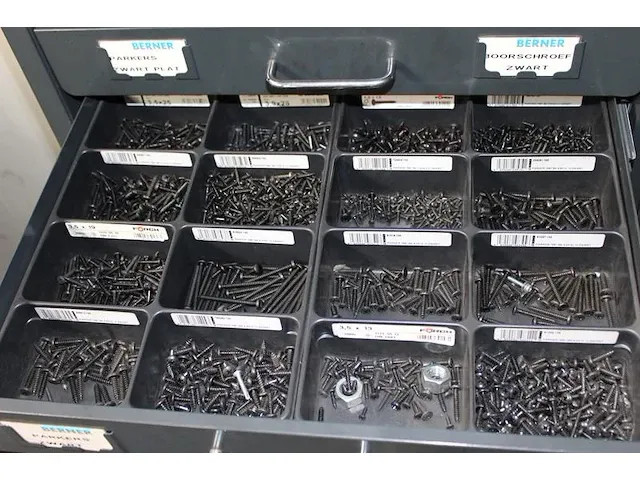 Verrijdbare metalen ladekast voorzien van veertig laden gevuld met onder andere beugels, kabelbinders, moer... - afbeelding 2 van  8