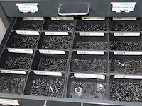 Verrijdbare metalen ladekast voorzien van veertig laden gevuld met onder andere beugels, kabelbinders, moer... - afbeelding 2 van  8