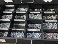 Verrijdbare metalen ladekast voorzien van veertig laden gevuld met onder andere beugels, kabelbinders, moer... - afbeelding 3 van  8