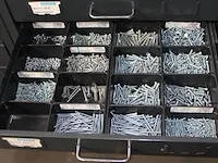 Verrijdbare metalen ladekast voorzien van veertig laden gevuld met onder andere beugels, kabelbinders, moer... - afbeelding 4 van  8
