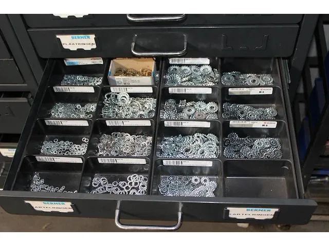Verrijdbare metalen ladekast voorzien van veertig laden gevuld met onder andere beugels, kabelbinders, moer... - afbeelding 5 van  8