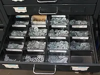 Verrijdbare metalen ladekast voorzien van veertig laden gevuld met onder andere beugels, kabelbinders, moer... - afbeelding 5 van  8