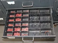 Verrijdbare metalen ladekast voorzien van veertig laden gevuld met onder andere beugels, kabelbinders, moer... - afbeelding 6 van  8