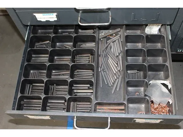 Verrijdbare metalen ladekast voorzien van veertig laden gevuld met onder andere beugels, kabelbinders, moer... - afbeelding 7 van  8