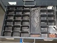 Verrijdbare metalen ladekast voorzien van veertig laden gevuld met onder andere beugels, kabelbinders, moer... - afbeelding 7 van  8